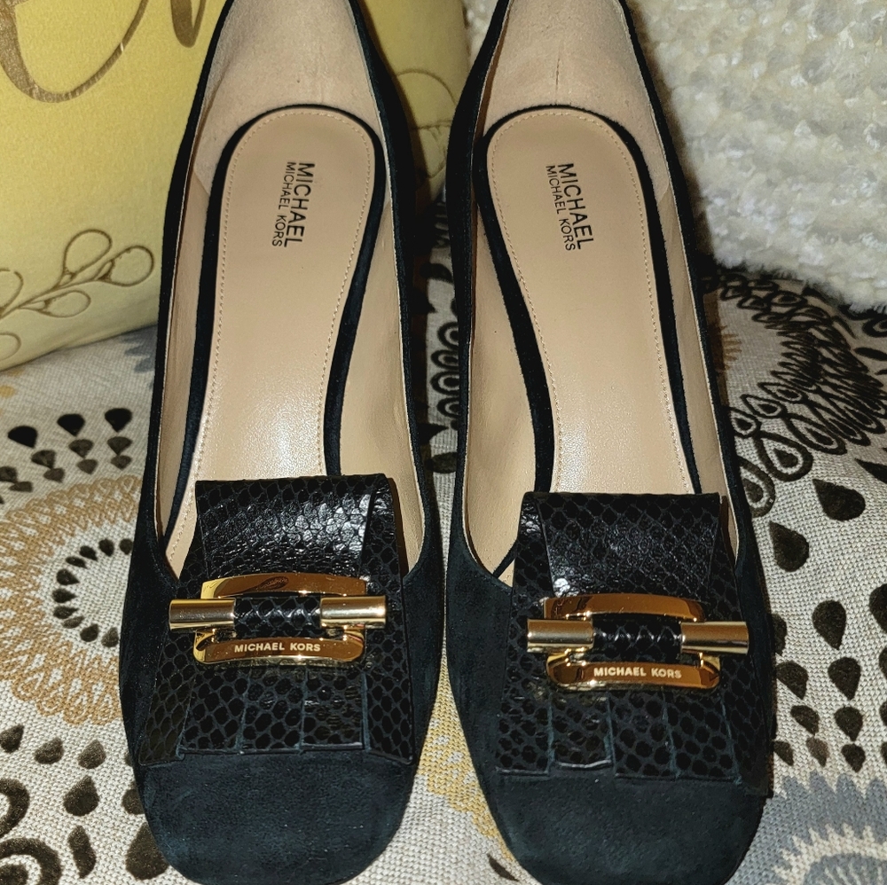 Brand new never worn Authentic Michael Kors business heels.